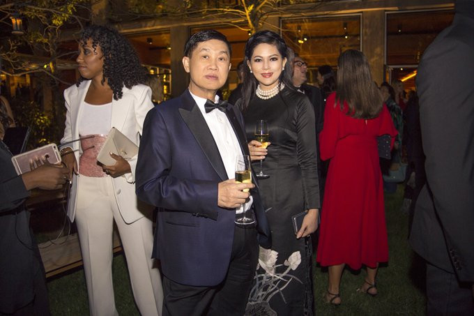 vo-chong-cuu-dien-vien-thuy-tien-du-tiec-cung-selena-gomez-1