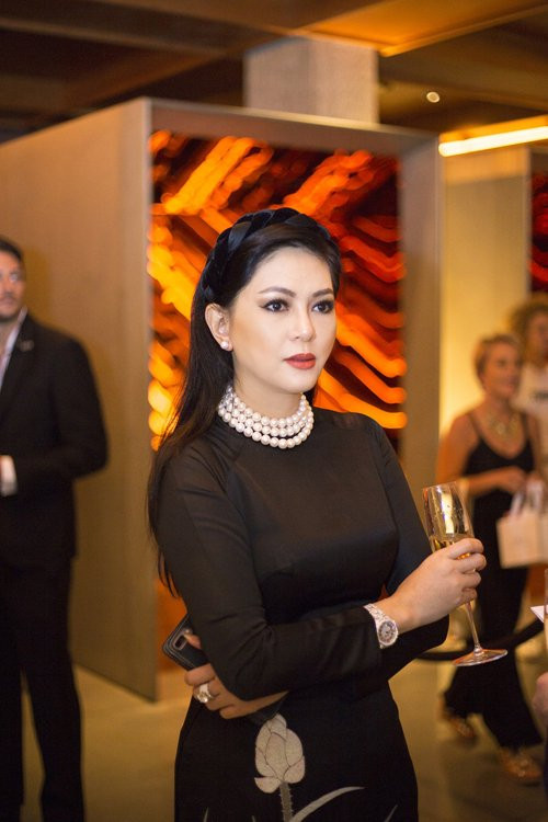 vo-chong-cuu-dien-vien-thuy-tien-du-tiec-cung-selena-gomez-2