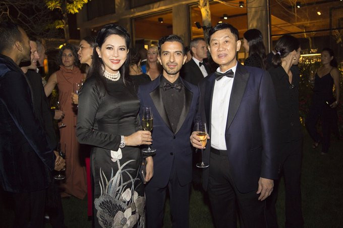 vo-chong-cuu-dien-vien-thuy-tien-du-tiec-cung-selena-gomez-7