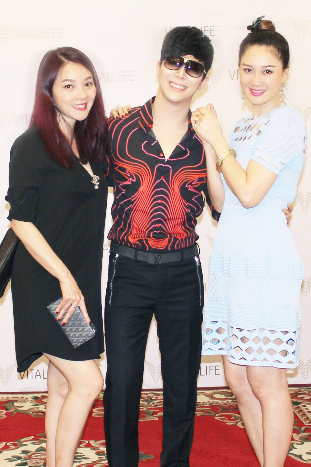 a hau Hoang Yen ben trai 3