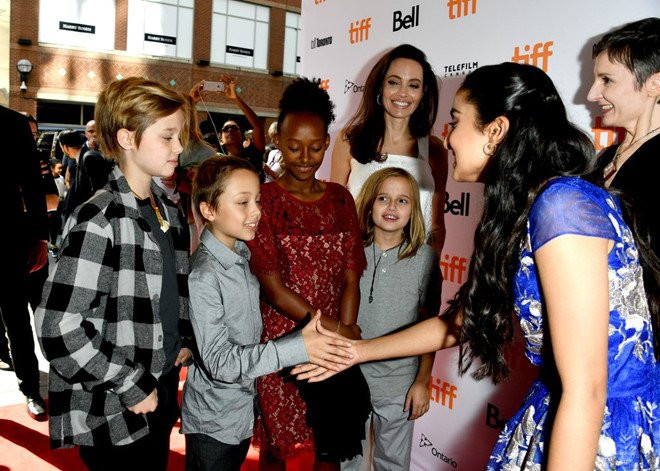 Pax Thien va Maddox phong cach tren tham do cung Angelina Jolie hinh anh 9