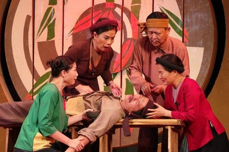 Bi kich dang sau chiec ghe giam doc Nha hat Kich Viet Nam hinh anh 1