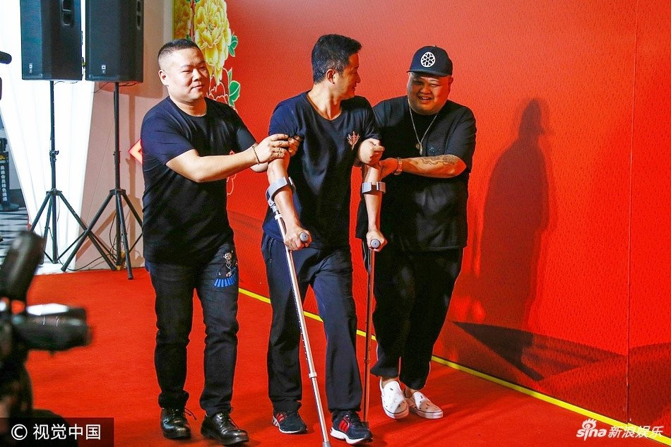 Ngo Kinh len doi: Chong nang van duoc Thanh Long, Ly Than nho va hinh anh 3