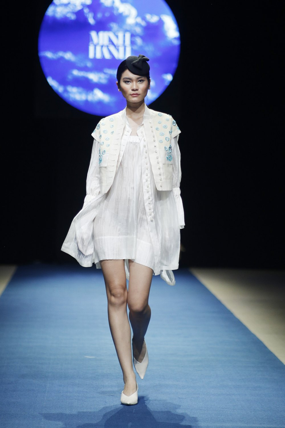 KIm Dung trinh dien BST cua NTK Minh Hanh 11