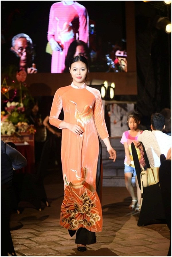 Hon Viet bung sang trong bo suu tap ao dai Thu vong Nguyet