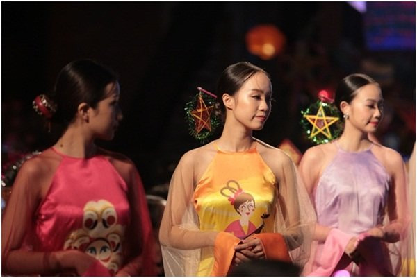 Hon Viet bung sang trong bo suu tap ao dai Thu vong Nguyet