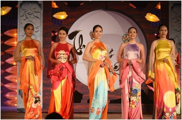 Hon Viet bung sang trong bo suu tap ao dai Thu vong Nguyet