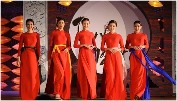 Hon Viet bung sang trong bo suu tap ao dai Thu vong Nguyet