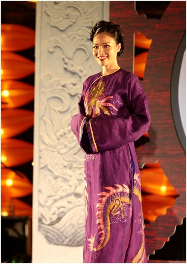 Hon Viet bung sang trong bo suu tap ao dai Thu vong Nguyet