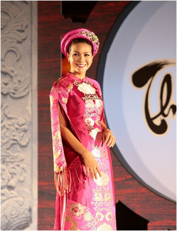 Hon Viet bung sang trong bo suu tap ao dai Thu vong Nguyet