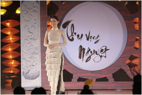 Hon Viet bung sang trong bo suu tap ao dai Thu vong Nguyet