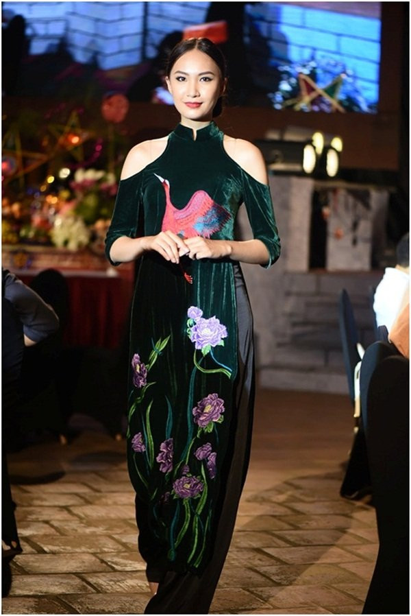 Hon Viet bung sang trong bo suu tap ao dai Thu vong Nguyet