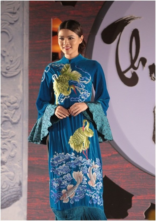 Hon Viet bung sang trong bo suu tap ao dai Thu vong Nguyet