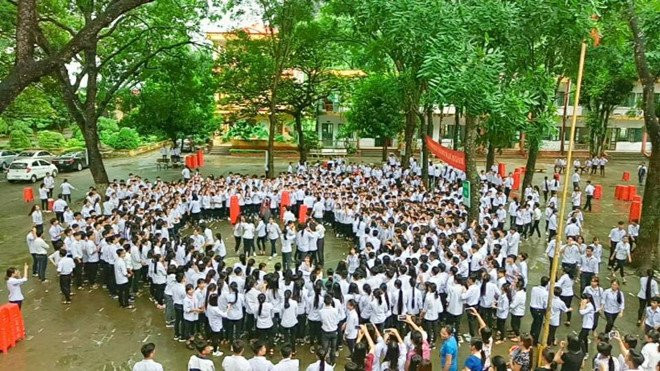 Tam biet thay hieu truong, hoc tro xep hang chia tay day luu luyen hinh anh 3