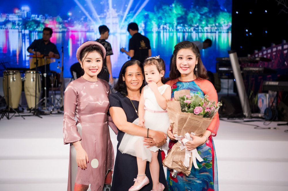 Chi em Bich Hong Thu Hang va Me