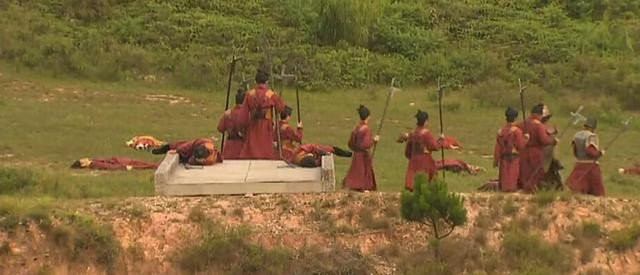 Phim Trung Quoc: Bat loi hai huoc vi gian doi va ngheo nan hinh anh 16