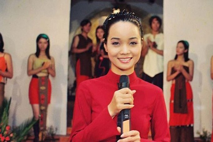 ngay-ay-bay-gio-cua-dien-vien-nhung-ngon-nen-trong-dem-phan-1