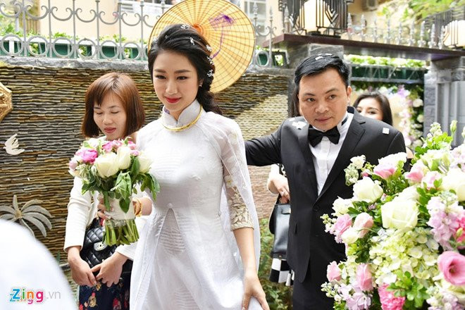 Hoa hau Thu Ngan va Chu tich CLB Thanh Hoa don con dau long hinh anh 3