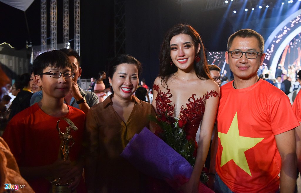 Huyen My khoc nuc no, khong den chuc mung tan hoa hau hinh anh 10