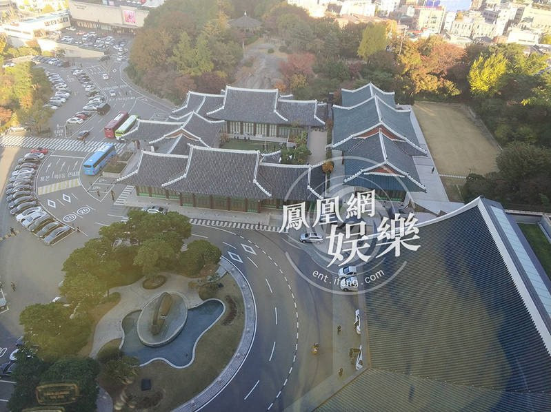 Dam cuoi Song Hye Kyo - Song Joong Ki: Le duong don so, phu kin hinh anh 3