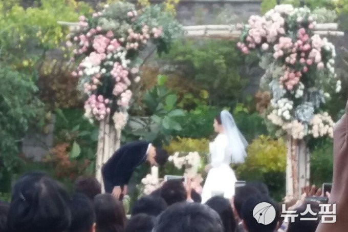 Song Joong Ki hon Song Hye Kyo say dam trong le cuoi hinh anh 9