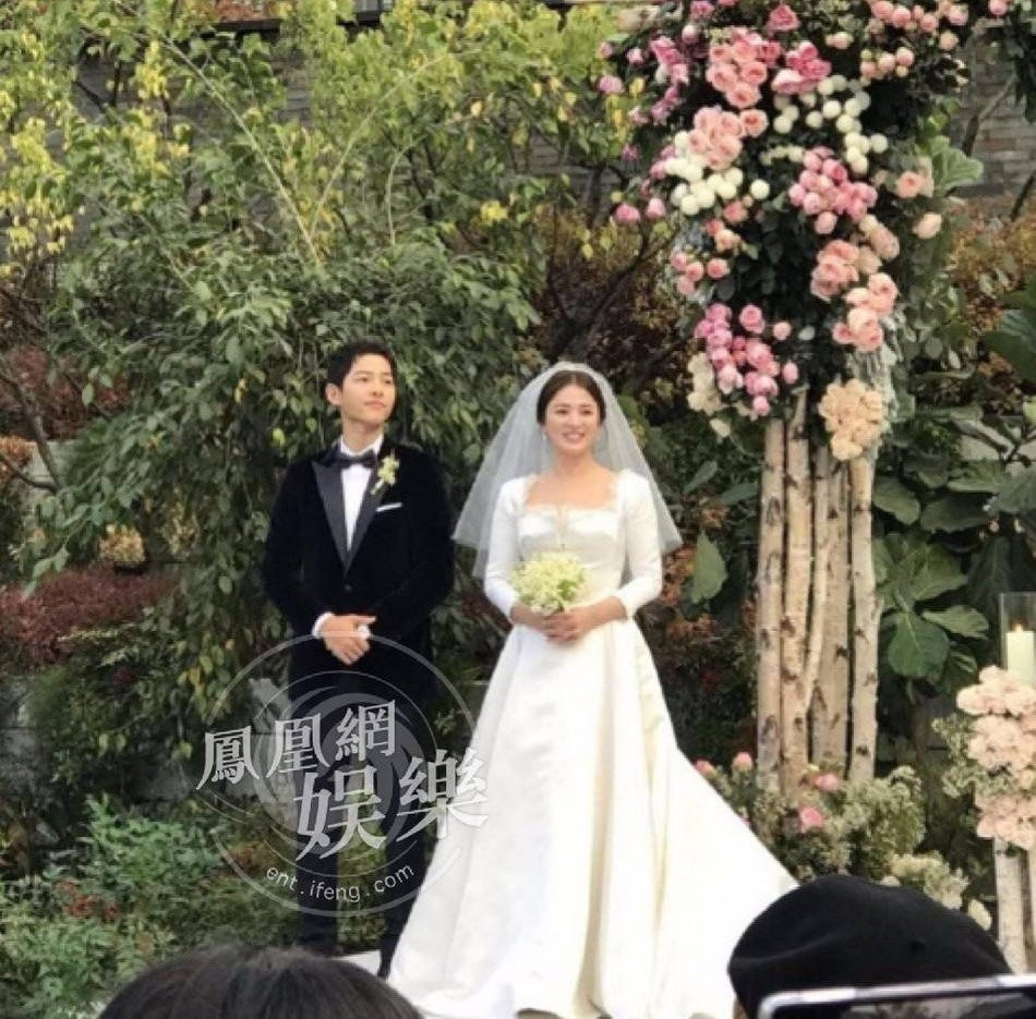 Song Joong Ki hon Song Hye Kyo say dam trong le cuoi hinh anh 14