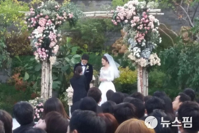 Song Joong Ki hon Song Hye Kyo say dam trong le cuoi hinh anh 10