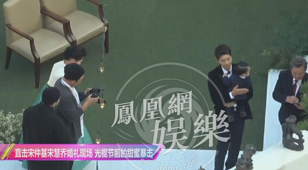 Song Joong Ki hon Song Hye Kyo say dam trong le cuoi hinh anh 5