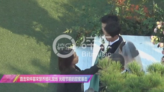 Song Joong Ki hon Song Hye Kyo say dam trong le cuoi hinh anh 2