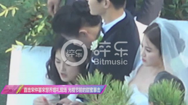 Song Joong Ki hon Song Hye Kyo say dam trong le cuoi hinh anh 1