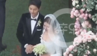 Song Joong Ki hon Song Hye Kyo say dam trong le cuoi hinh anh 13