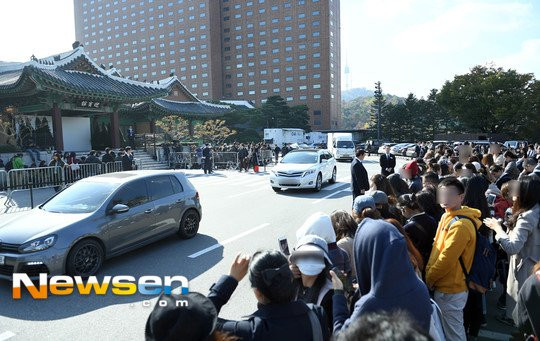 Song Joong Ki hon Song Hye Kyo say dam trong le cuoi hinh anh 19