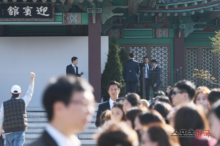 Song Joong Ki hon Song Hye Kyo say dam trong le cuoi hinh anh 20