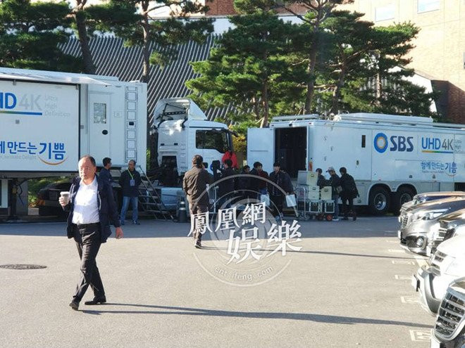 Le cuoi Song Hye Kyo - Song Joong Ki: Dung rao chan can tac nghiep hinh anh 1