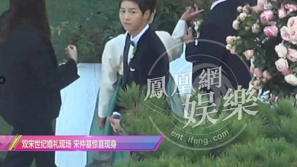 Song Joong Ki hon Song Hye Kyo say dam trong le cuoi hinh anh 4