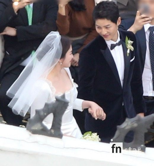 Song Joong Ki hon Song Hye Kyo say dam trong le cuoi hinh anh 8