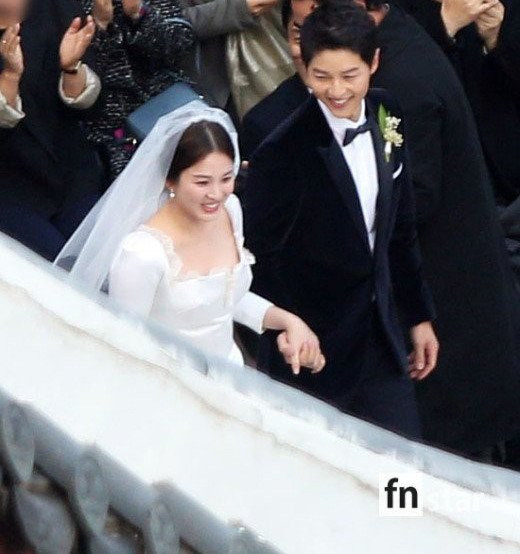 Song Joong Ki hon Song Hye Kyo say dam trong le cuoi hinh anh 7