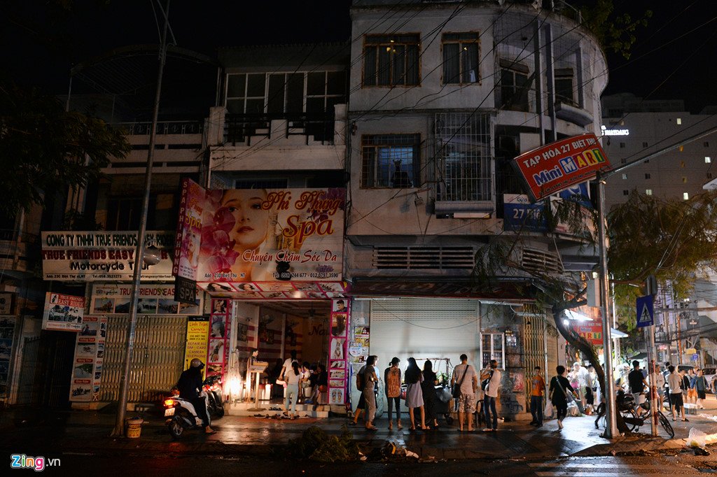 Xep hang mua do an sau bao o Nha Trang hinh anh 1