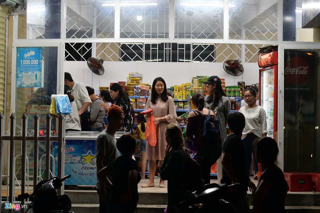 Xep hang mua do an sau bao o Nha Trang hinh anh 11