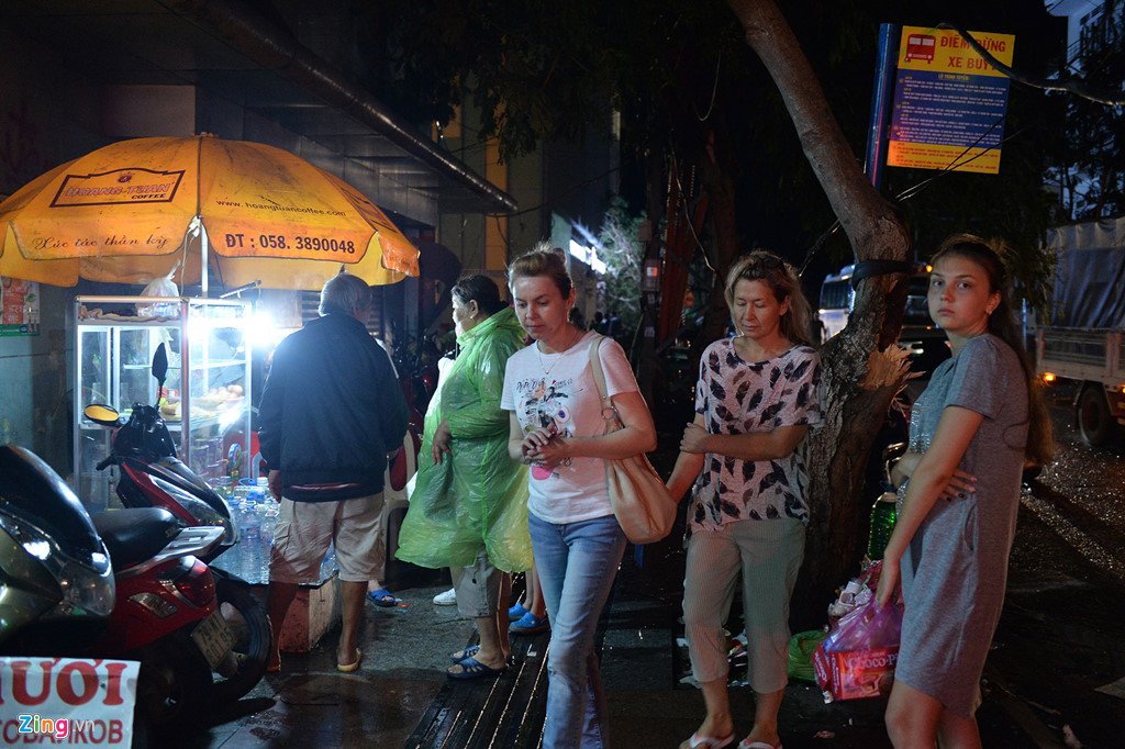 Xep hang mua do an sau bao o Nha Trang hinh anh 4