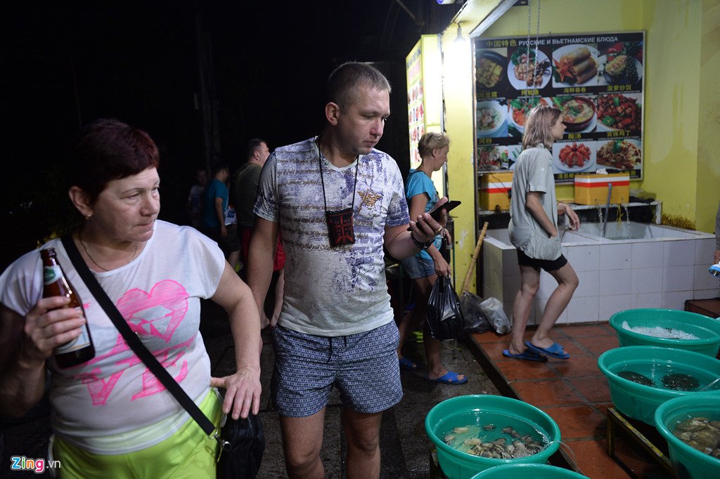 Xep hang mua do an sau bao o Nha Trang hinh anh 13