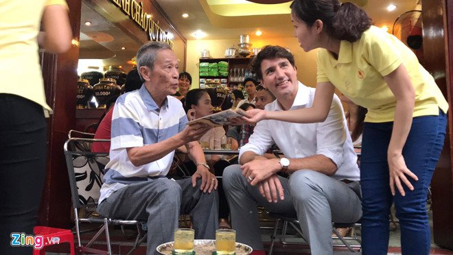 Thu tuong Trudeau ngoi ca phe via he Sai Gon hinh anh 3