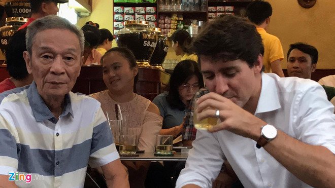 Thu tuong Trudeau ngoi ca phe via he Sai Gon hinh anh 2
