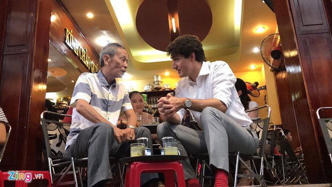 Thu tuong Trudeau ngoi ca phe via he Sai Gon hinh anh 1