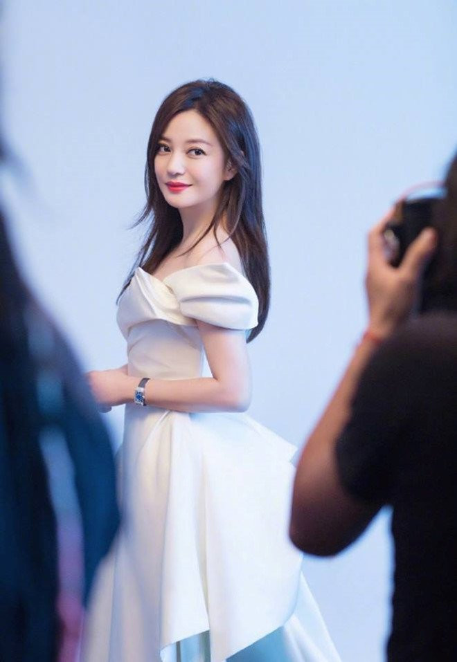 Vo chong Trieu Vy gian doi, bi cam cua tren thi truong chung khoan hinh anh 3