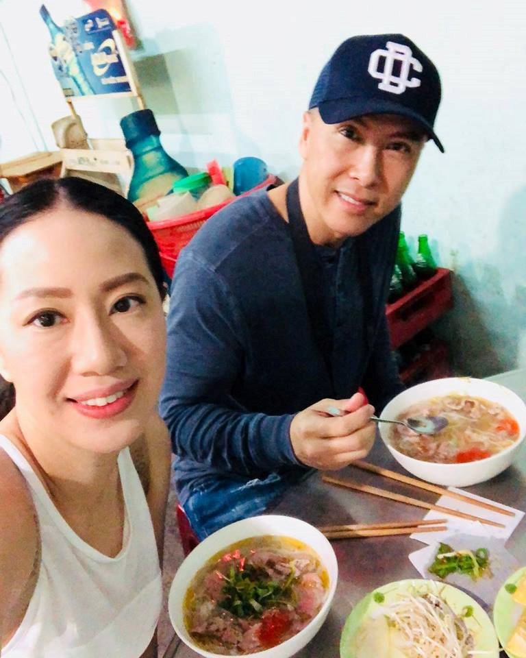 Vo chong Chan Tu Dan khoe anh du lich Hoi An hinh anh 3