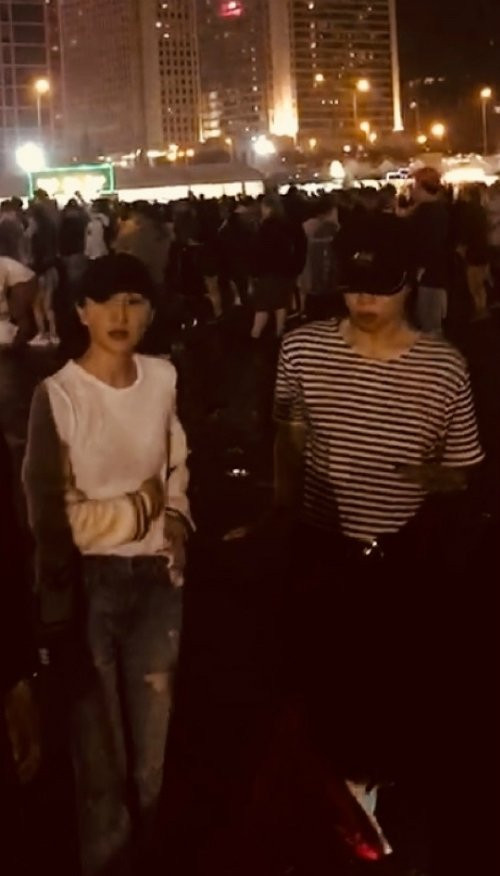 Châu Tấn và Đậu Tĩnh Đồng đội mũ đen, trang phục đơn giản khi đi nghe nhạc/