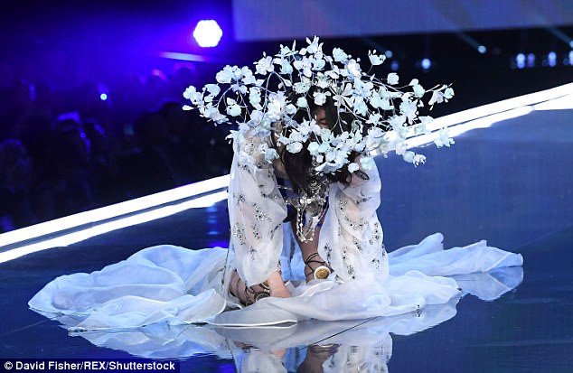 Kho khan cho sieu mau Trung Quoc nga o show Victoria's Secret hinh anh 2
