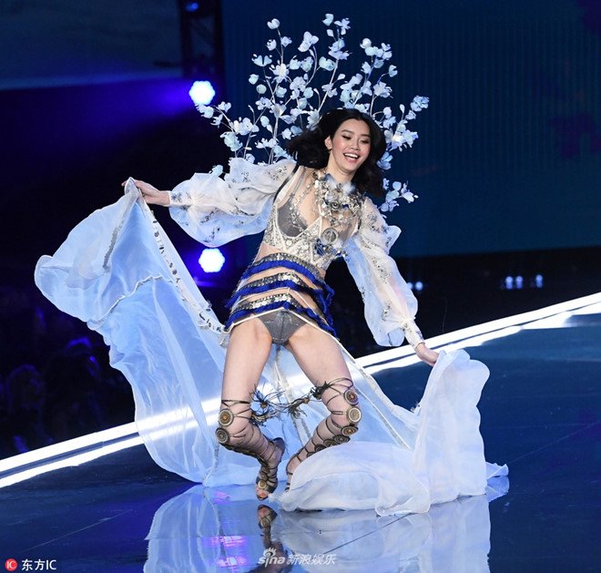 Kho khan cho sieu mau Trung Quoc nga o show Victoria's Secret hinh anh 1