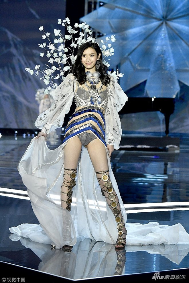 Show Victoria's Secret: Sieu mau Trung Quoc catwalk loi, nga song soai hinh anh 3